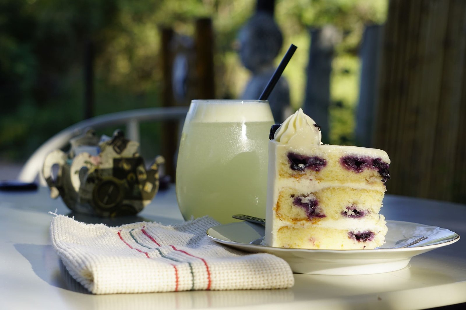 Mesa de postres elegante con una exquisita torta y refrescante limonada, acompañada de una rejilla Franciotex, que garantiza un entorno limpio y prístino, reflejando la calidad y cuidado en cada detalle.